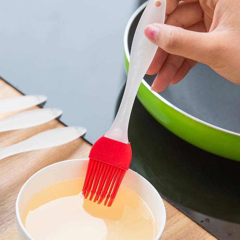 High-Temperature Resistant Silicone Oil Brush - No Hair Loss, Perfect for Barbecue, Baking, and Cake Oiling.
