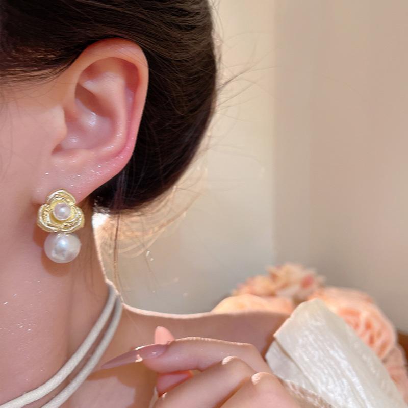 Retro French Camellia Pearl Earrings Women's Simple Temperament Small Fragrant Style Flower Stud Earrings