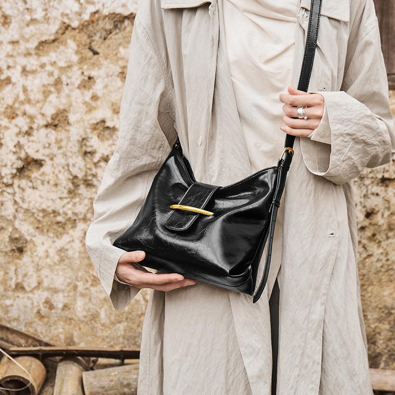 2025 New Women's Bag Retro European and American Fashion Single Shoulder Bag Design Solid Color Niche Casual Single Shoulder Crossbody Bag