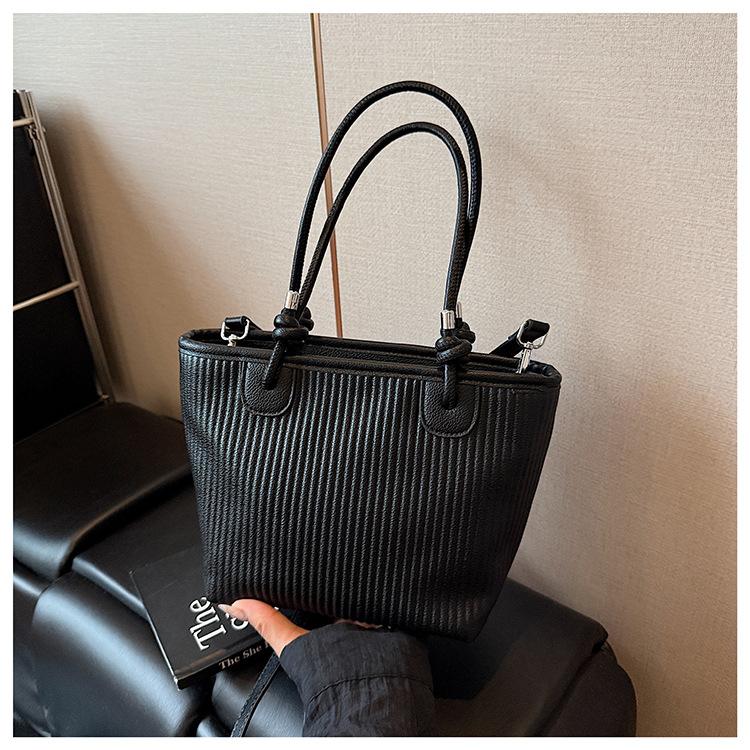 

Женская сумка через плечо на одно плечо с плетеным узором, новая вместительная сумка-ведро для通勤, портативная чёрный