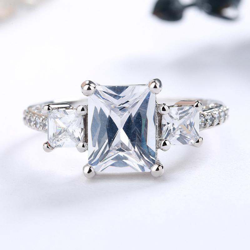 Women's Gold-plated Clear Zircon Ring Elegant Luxury Crystal Zircon Ring