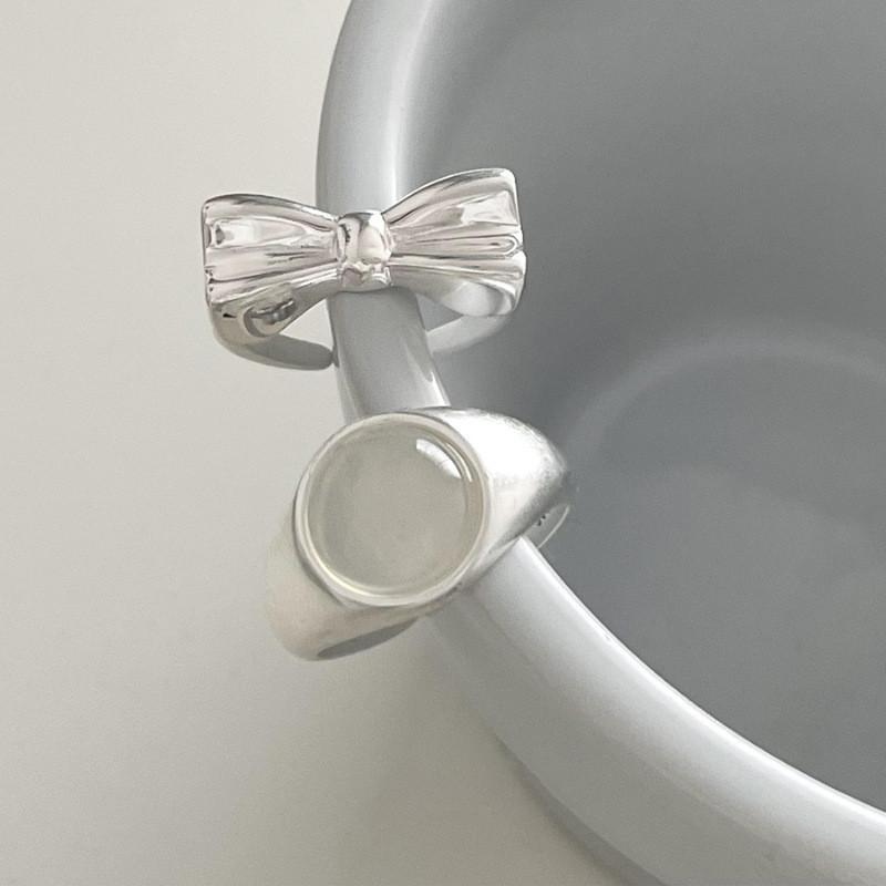 Versatile Agate White Bow Ring For Women Geometric Design With Adjustable Fit Comfort