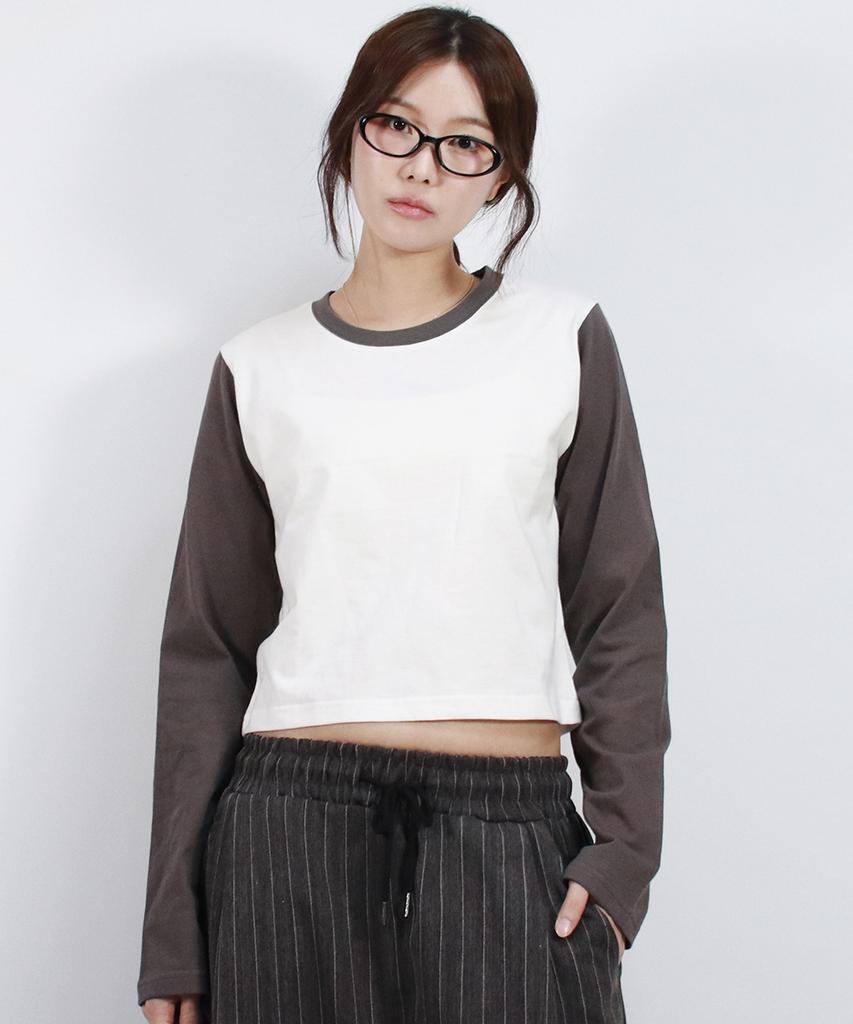 Deumakeu Color-Block Semi-Crop Long Sleeve Tee - White&Charcoal