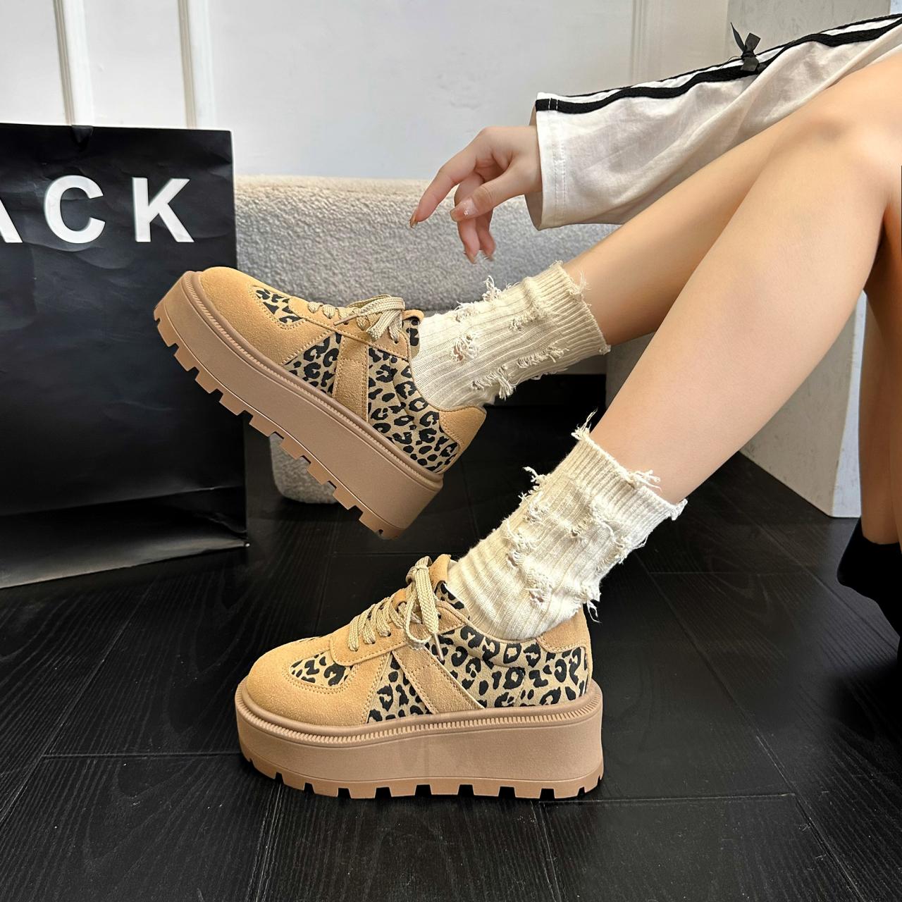 

Осенняя мягкая и удобная женская обувь на толстой подошве 2024 года. Модные и универсальные повседневные кроссовки с цветными блоками на толстой подошве. 40 цветной печати леопарда