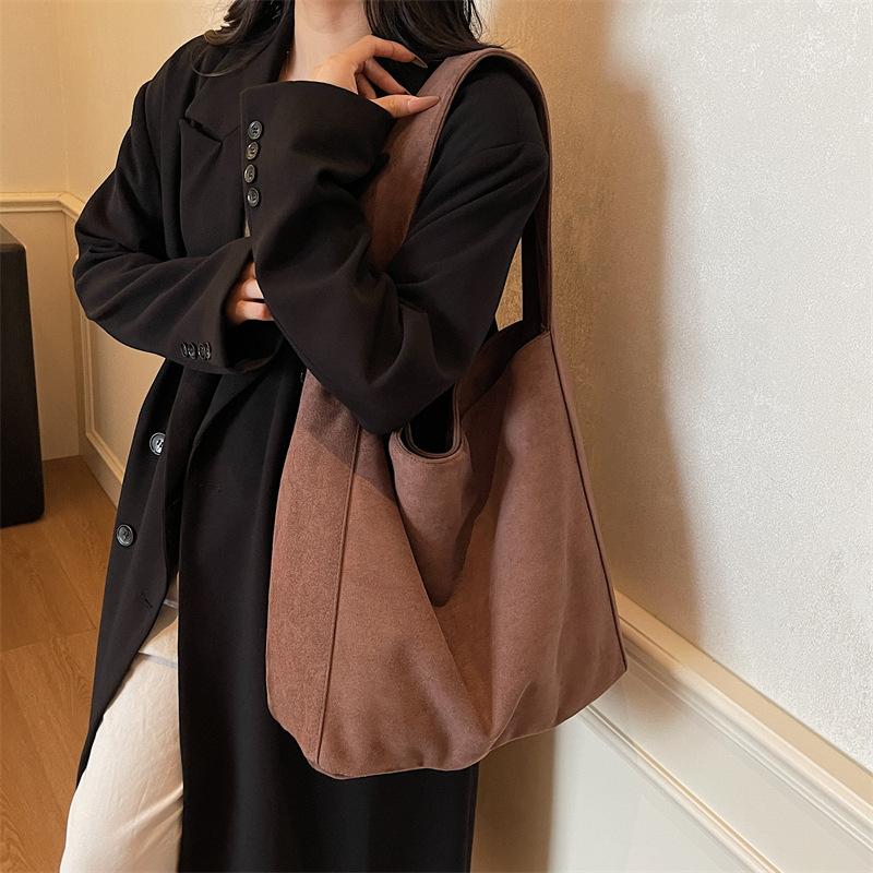 Large capacity autumn and winter matte tote bag niche commuter big bag high sense 2025 new retro suede shoulder bag