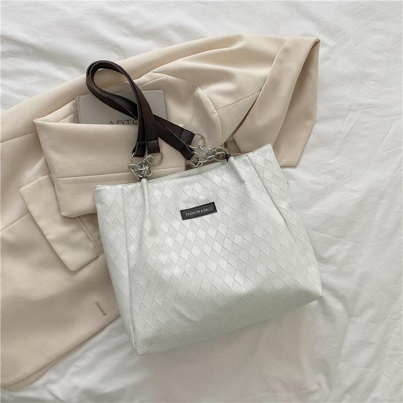 

Простая и атмосферная сумка для поездок на работу женская 2025 лето новая большая вместительная на плечо подмышку модная сумка-тоут женская сумка темно-коричневого