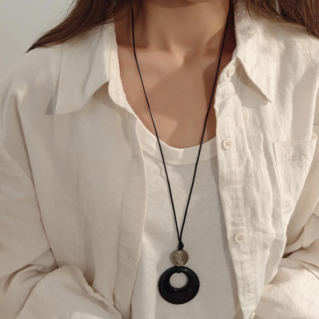 Retro Black Round Resin Pendant Hollow Necklace, Autumn And Winter Light Luxury High-End Sense Ethnic Style Fashion Sweater Chain