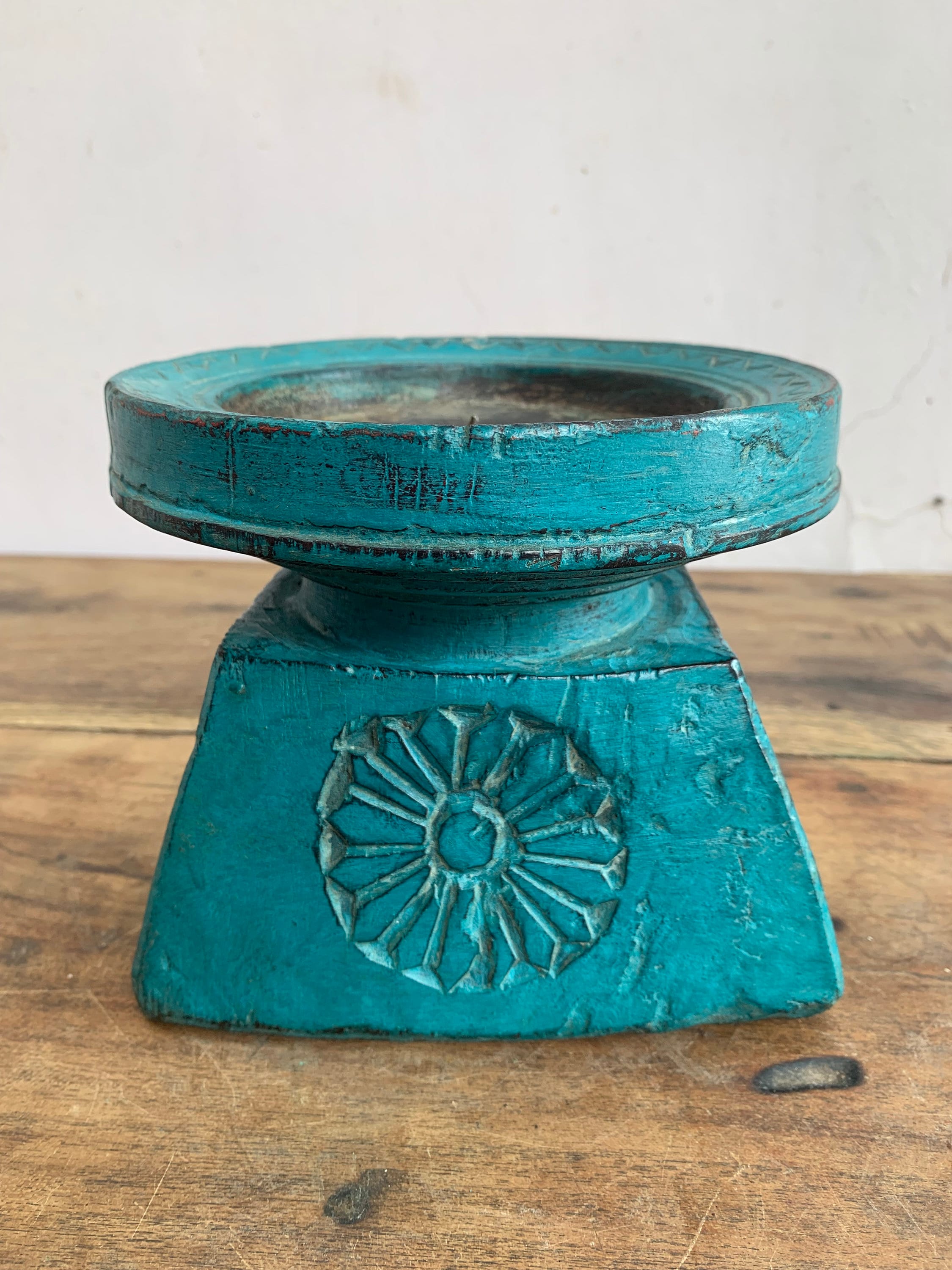 Distressed Reclaimed Wood Candle Holder: Vintage Blue Accent Decor 16” X 8” X 24” (l x w x h) разноцветный