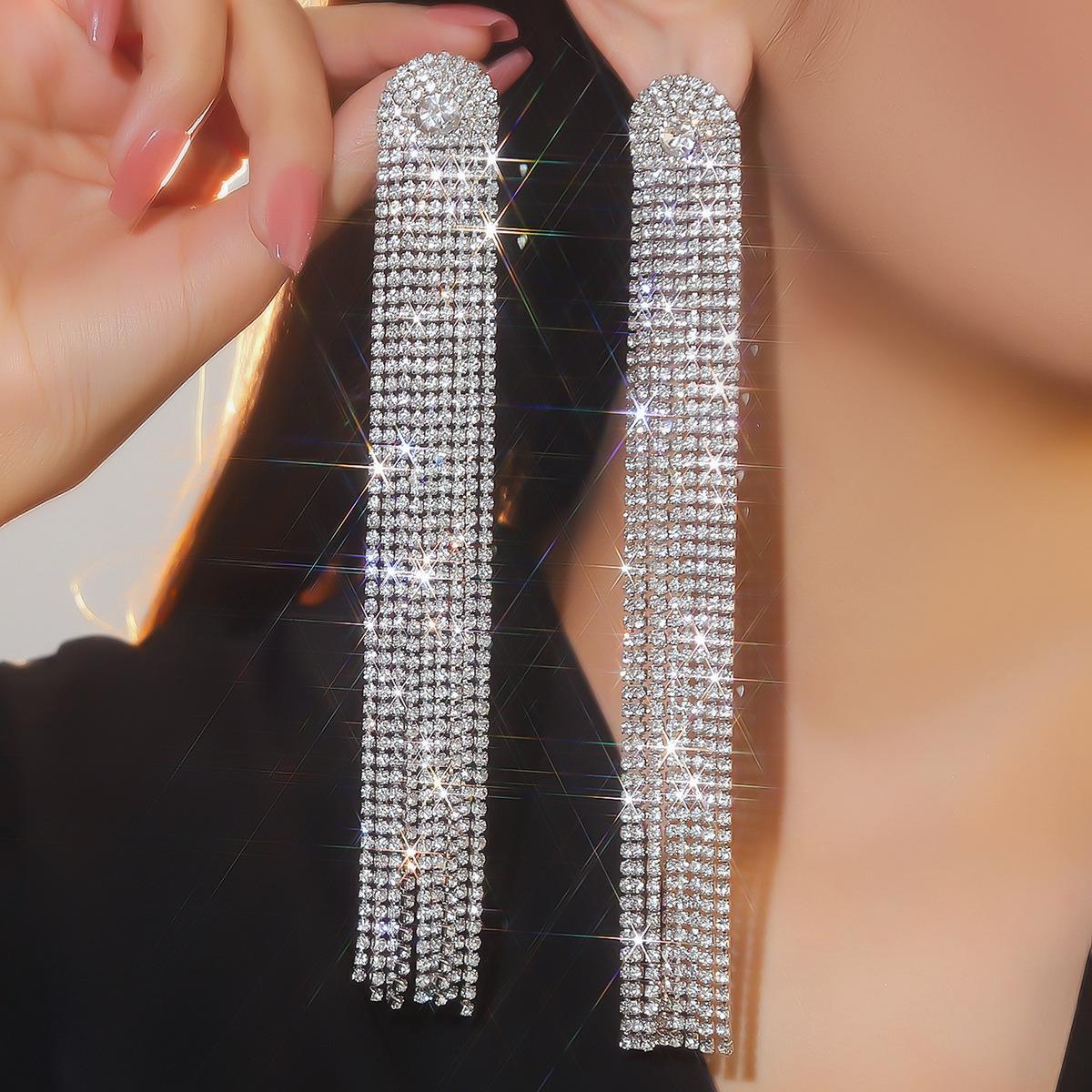 

Блискучі сережки з довгими китицями зі стразів