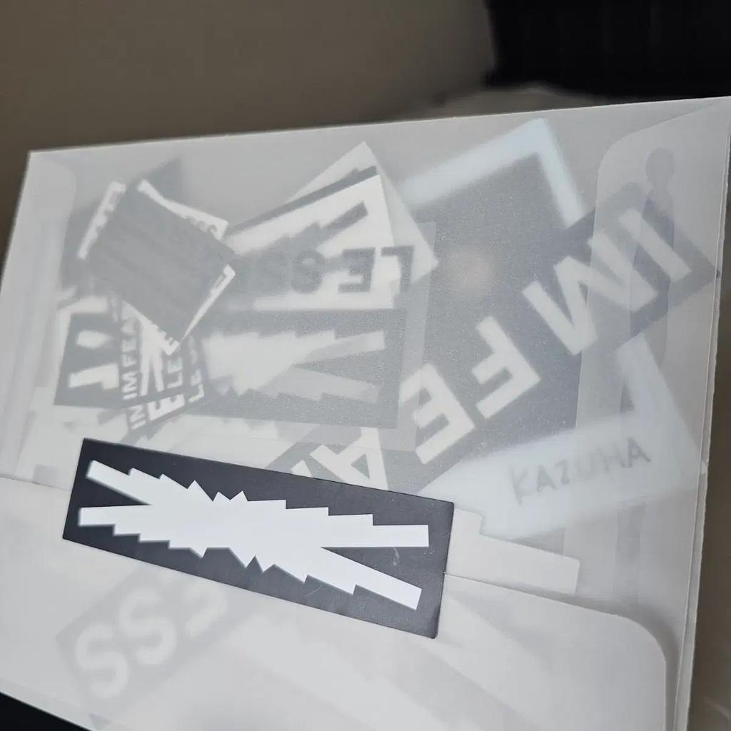 LE SSERAFIM First Moment in Your Hands