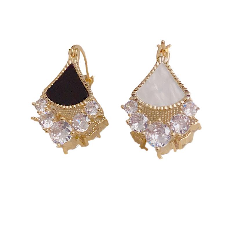 

Niche Zircon Triangle Double-Sided Ear Cuffs: Celebrity Style, Luxury, Versatile, Eye-Catching Earrings.