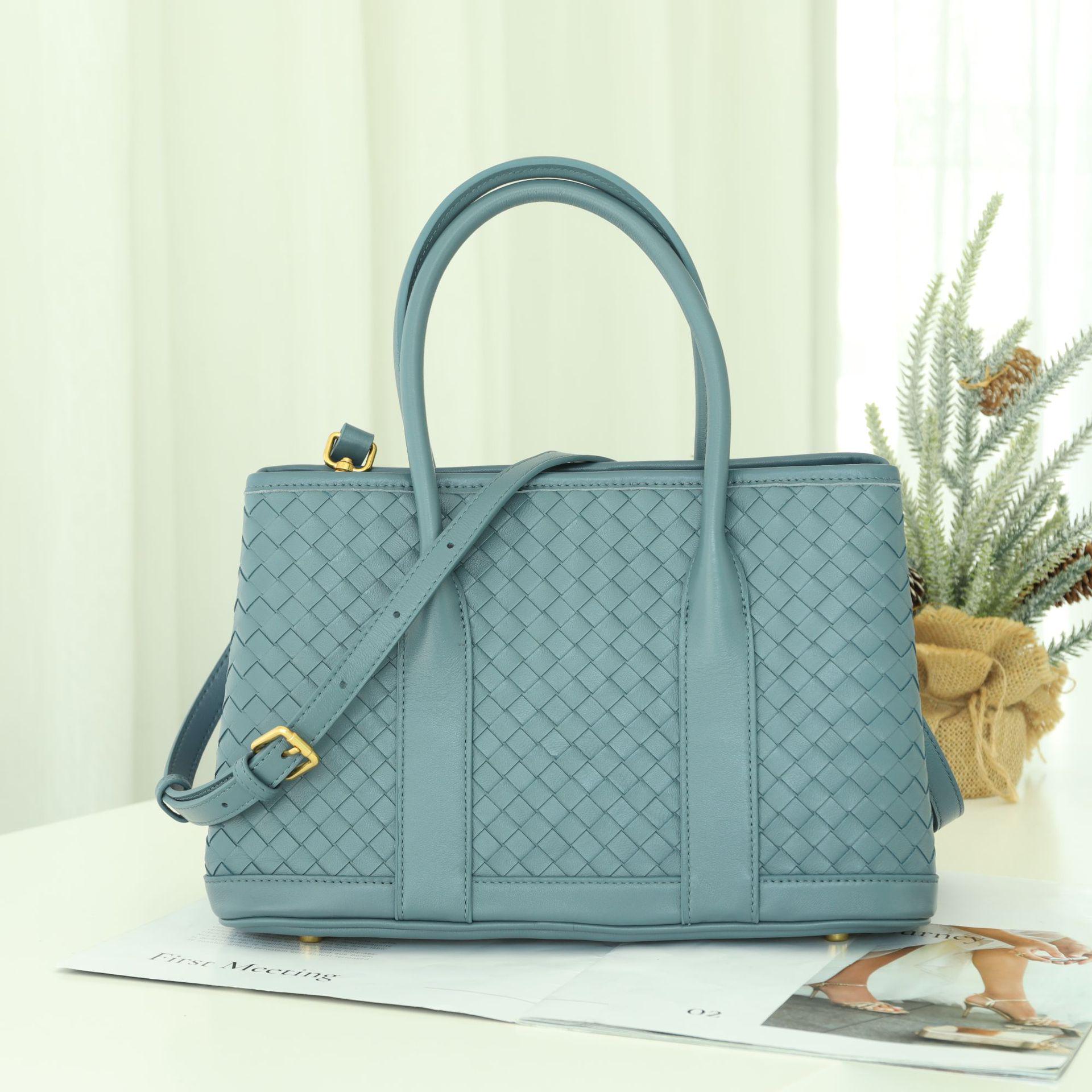 Niche Design High-End Leather Women s Woven Garden Bag 32x15x20 CM