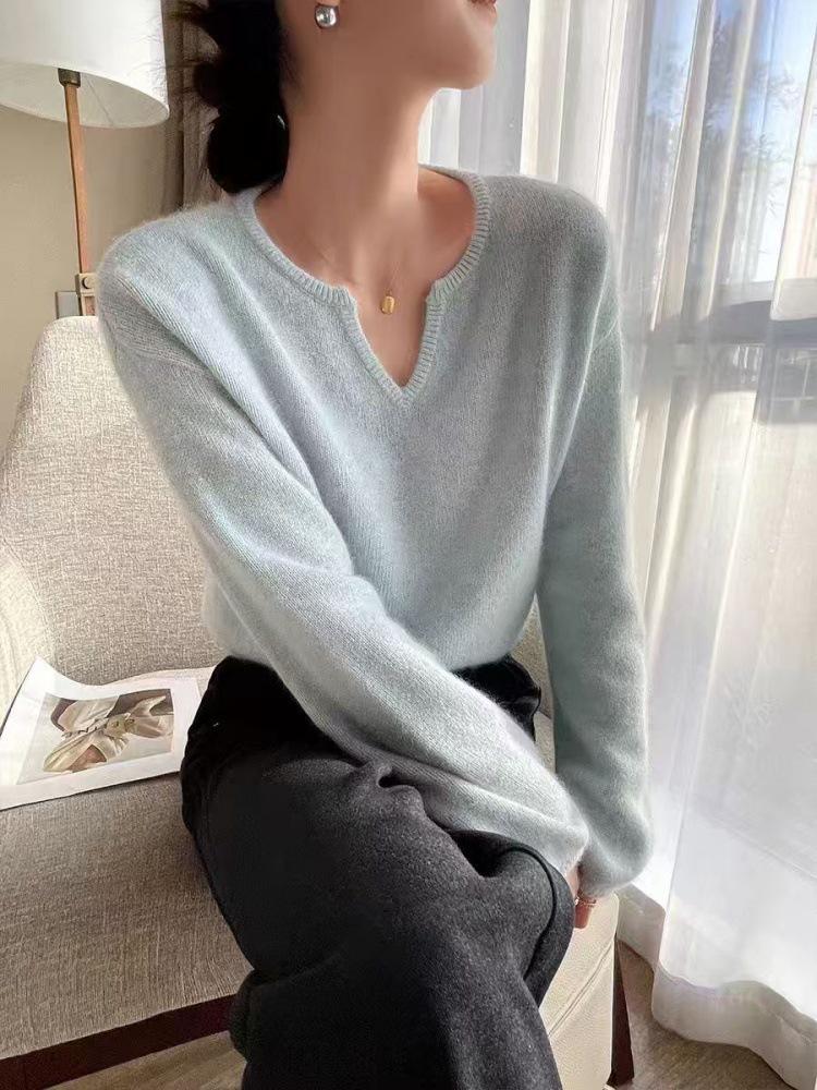 Women's Early Autumn Red V-Neck Cashmere Sweater with French-Style Bubble Sleeves - Loose, Short, Wool Pullover