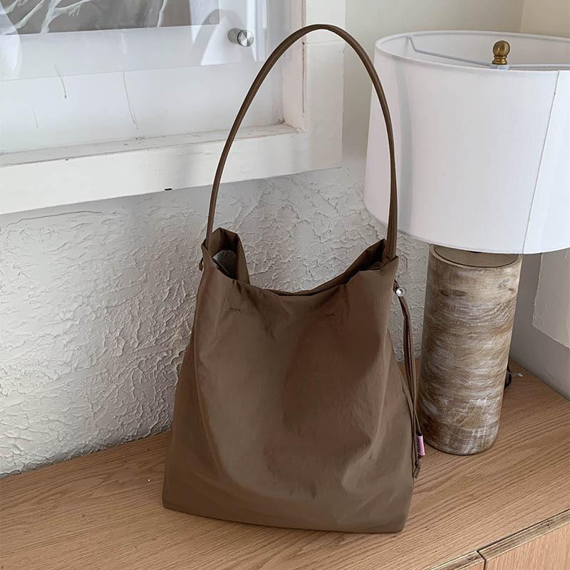 Casual large capacity underarm bag women's 2025 new nylon cloth bucket bag simple shoulder bag one piece dropship