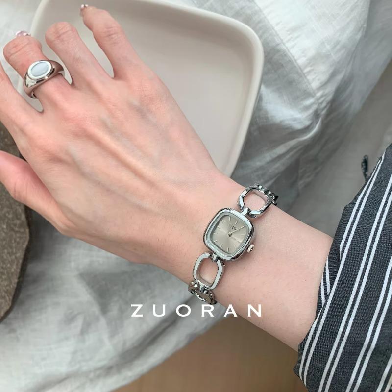 2026 Orologio da Polso al Quarzo da Donna Moda Retrò Quadrante Piccolo Orologio Leggero Bracciale in Metallo Argentato Intagliato Stile Lusso Casual Design alla Moda