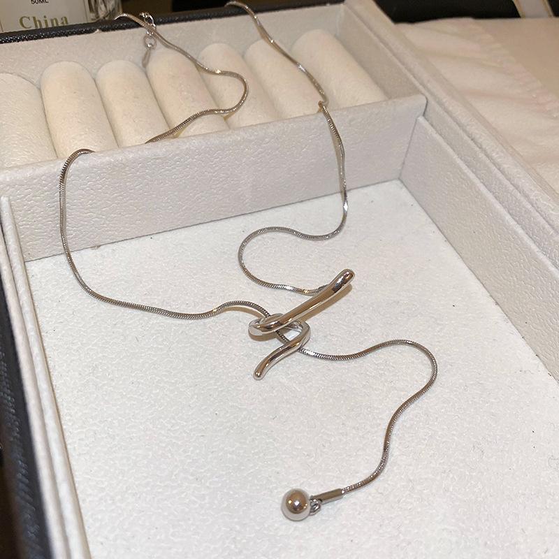 Retro Irregular Bow & Heart Tassel Necklace - Cool Versatile Clavicle Chain for Autumn & Winter