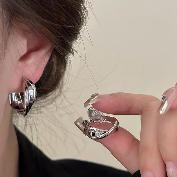 2025 Retro Gold Hong Kong Style Hoop Earrings: Lightweight, Luxurious Women's Ear Hoops with Metal Clips.