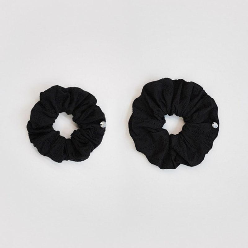 ANDNEEDS Punching scrunchie (black)