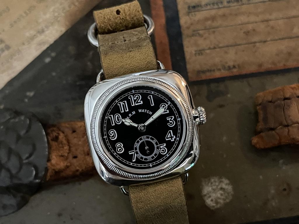 [M.R.M.W.] Militärische Kissenuhr mit schwarzem Zifferblatt und braunem Crazy Horse Lederarmband