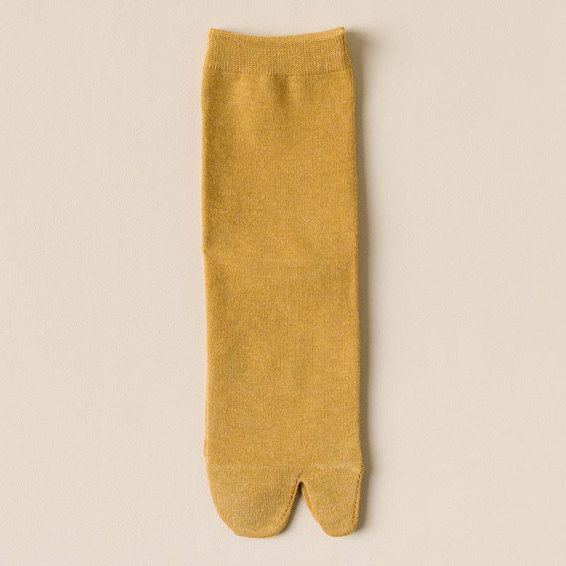 Women's Split Toe Cotton Socks, Mid-Tube, Two-Toe Design, Boneless Seams, Spring/Autumn Style, Comfortable and Pain-Free.