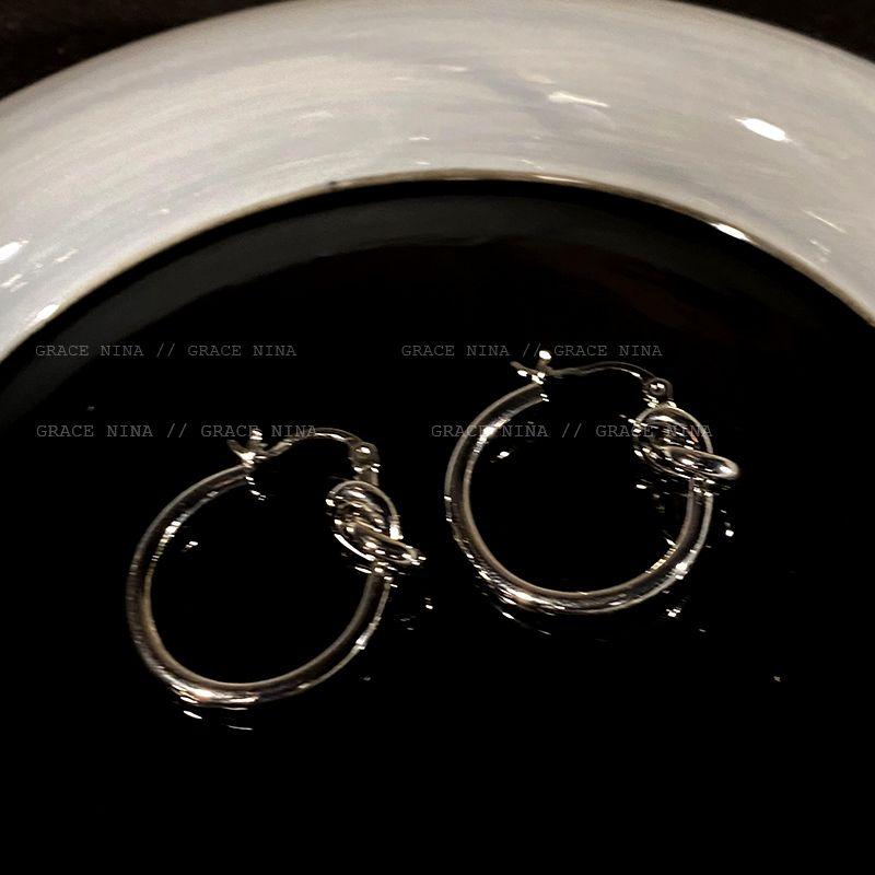 

Холодный стиль Узел Простой браслет Женский Дизайн Чувство Особый интерес Серьги Knotted ear buckle