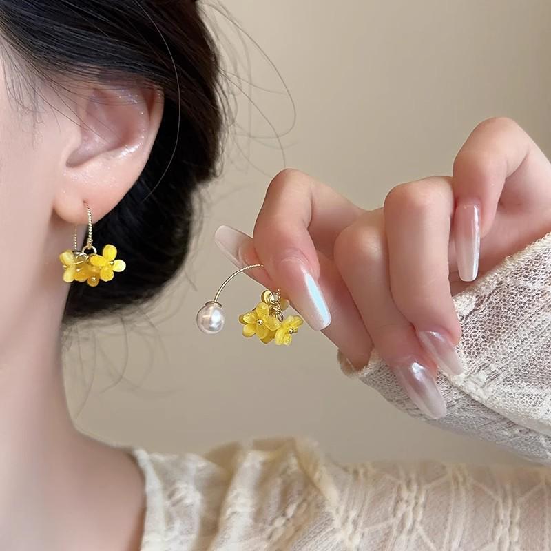 2025 Spring/Summer Floral Pearl Stud Earrings - Elegant Women's Light Luxury Edition