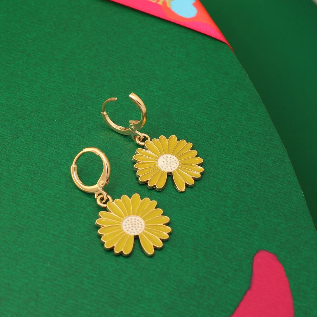 New Retro Daisy Floral Earrings – Versatile Literary Style Ear Accessories