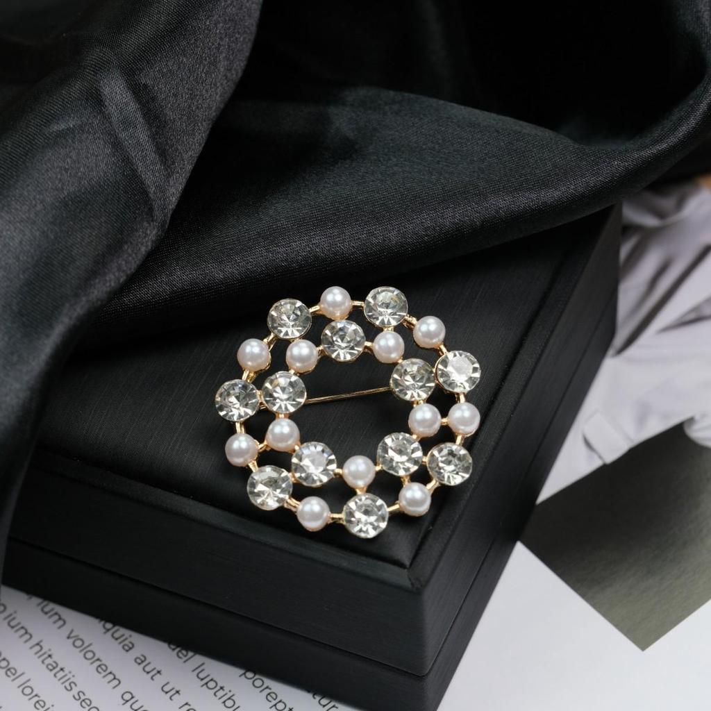 Elegant Versatile Light Luxury Corsage Brooch with Niche Design - Anti-Exposure Pin
