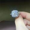 5 Karat D-Farbe quadratischer Moissanit- und Diamantring in AU750 mit Zertifikat