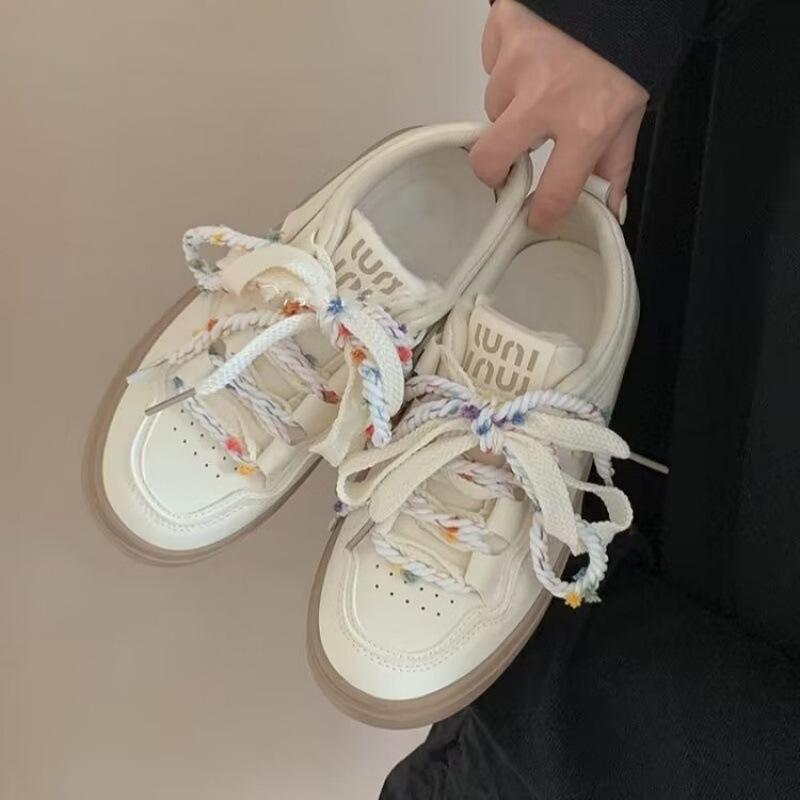 

2025 новые кожаные белые туфли на платформе, повседневные универсальные кеды, сочетающиеся с юбками, подчеркивающие стопу, маленькие женские туфли на весну и осень 40