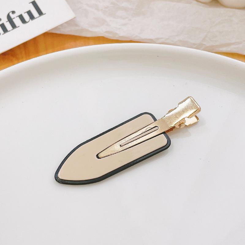 Checkerboard Black & White Plaid Hairpin: Simple, Seamless Duckbill Clip for Women