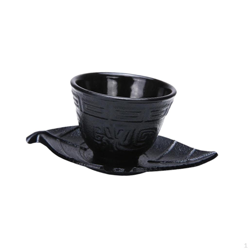 Czarny żeliwny czarek i podkładka, tradycyjny kubek do herbaty do pracy