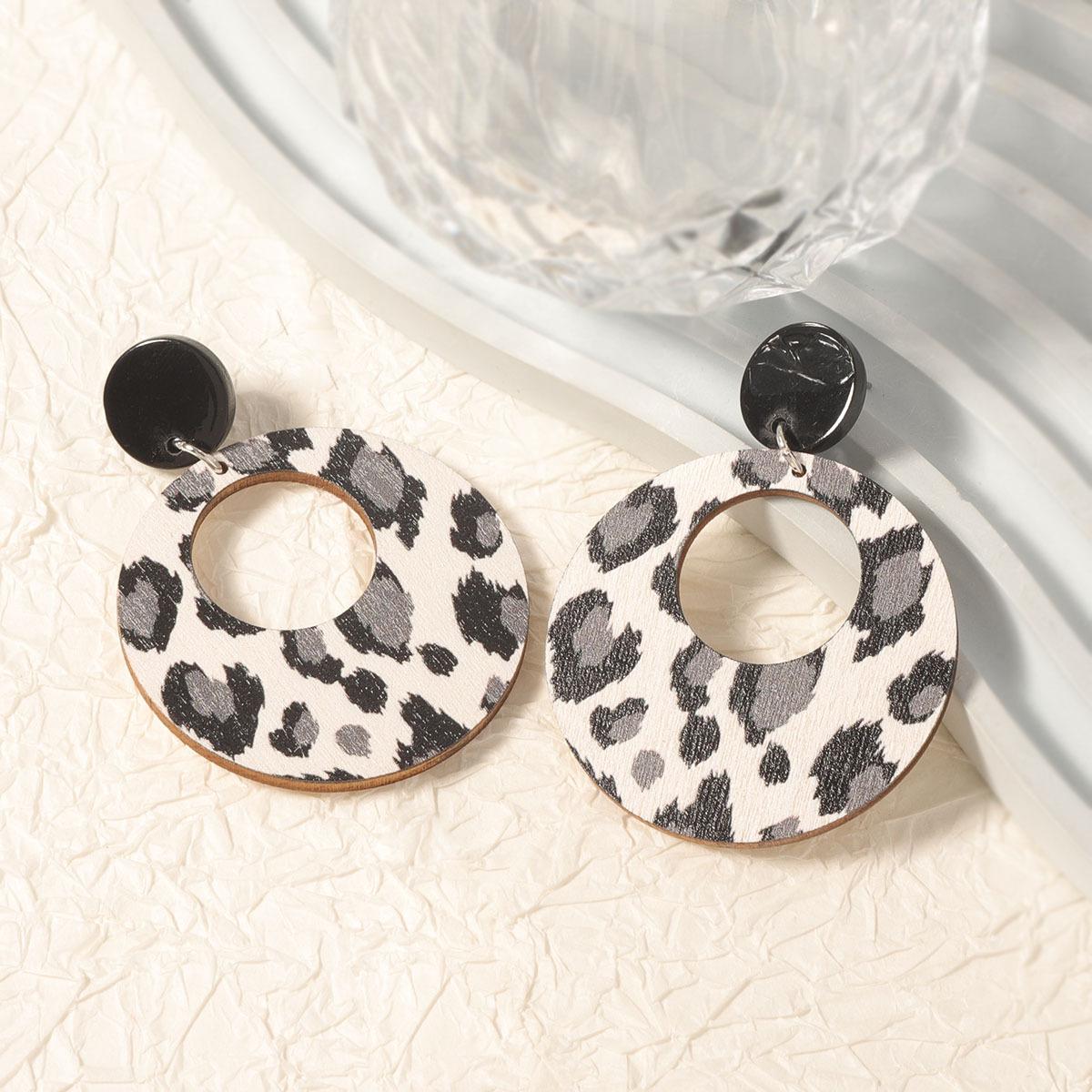 

Деревянные круглые серьги Maillard в осеннем ретро-стиле с диким геометрическим леопардовым принтом — простые, нишевые и универсальные.