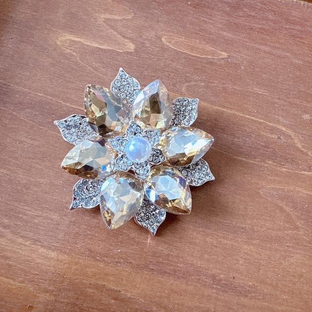 

Новые хрустальные большие цветочные броши для женщин, модная булавка в виде насекомых, блестящие искрящиеся украшения для пальто