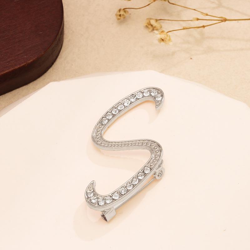 Elegante Spilla Europea con 26 Lettere Inglesi in Lega e Intarsi di Strass
