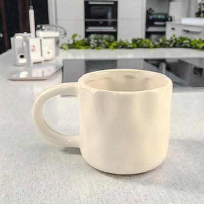 Taza de Agua de Cerámica Blanca Pura Estilo Ins con Agujeros Diseño de Sentido Nicho Taza Simple Taza de Café Taza de Pareja