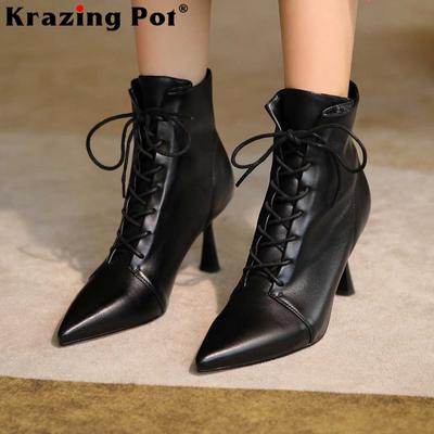 Mikrofaser-Stiefeletten mit spitzer Zehenpartie und hohem Absatz im schlichten Stil