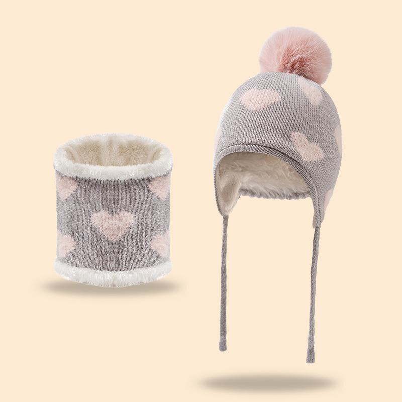 Winter Children Aged 3 To 12 with Arctic Velvet Hats, Scarves and Heart-shaped Patterns Are Cute and Versatile, Suitable for Dai