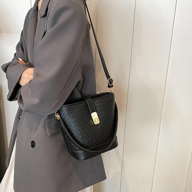 Casual Bucket Bag for Women New Summer Fashion One-shoulder Crossbody Bag Textured Ladies Handbag