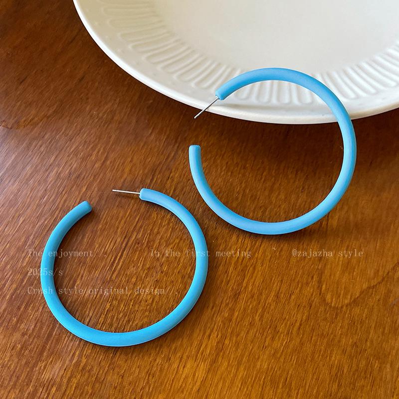 

Акриловые серьги в форме буквы C простые, маленькие и свежие, нишевые серьги, модные и универсальные, и высококлассные серьги.