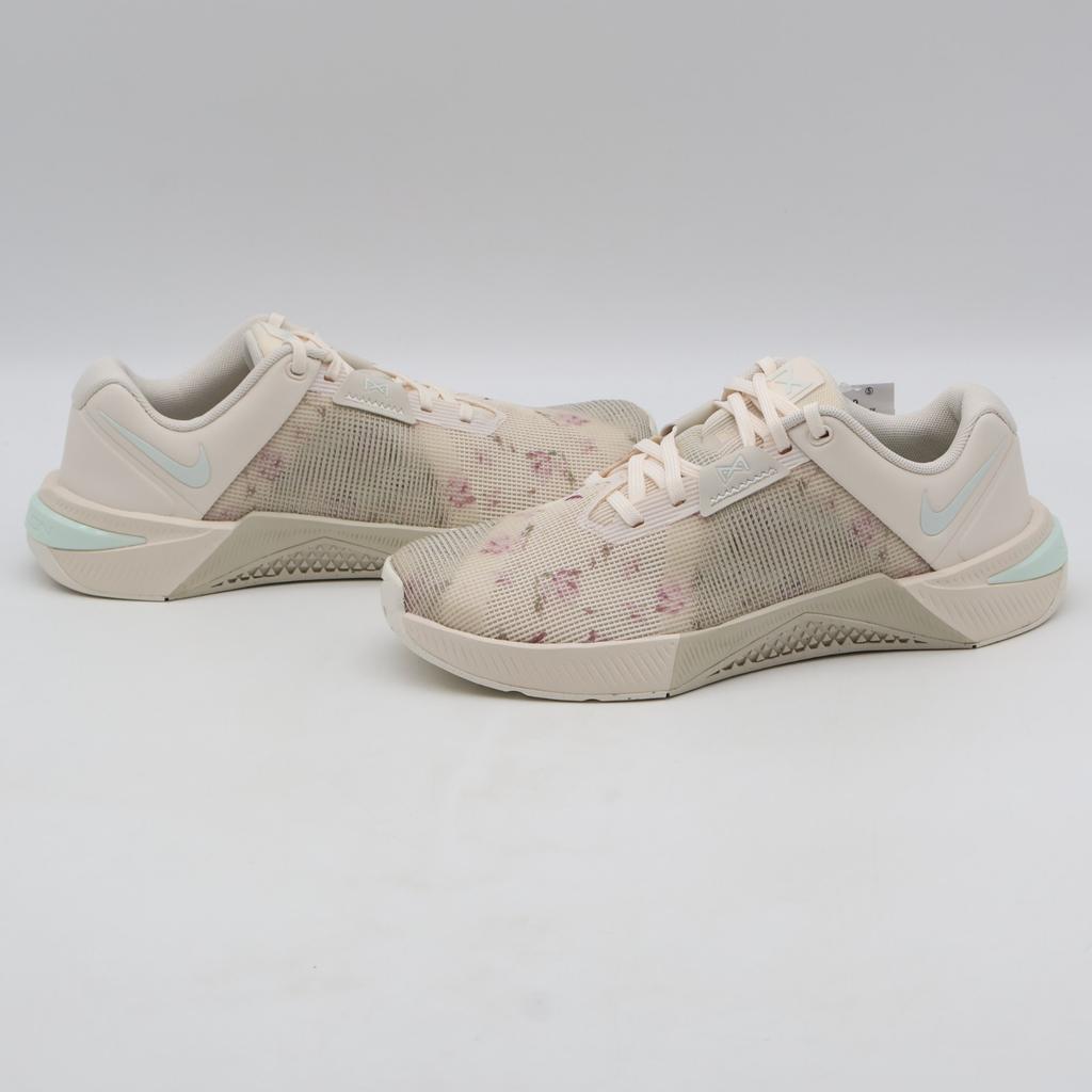 IB6544-100 Nike Metcon 10 SE Chalk Light Orewood Brown Light Silver (Women's)