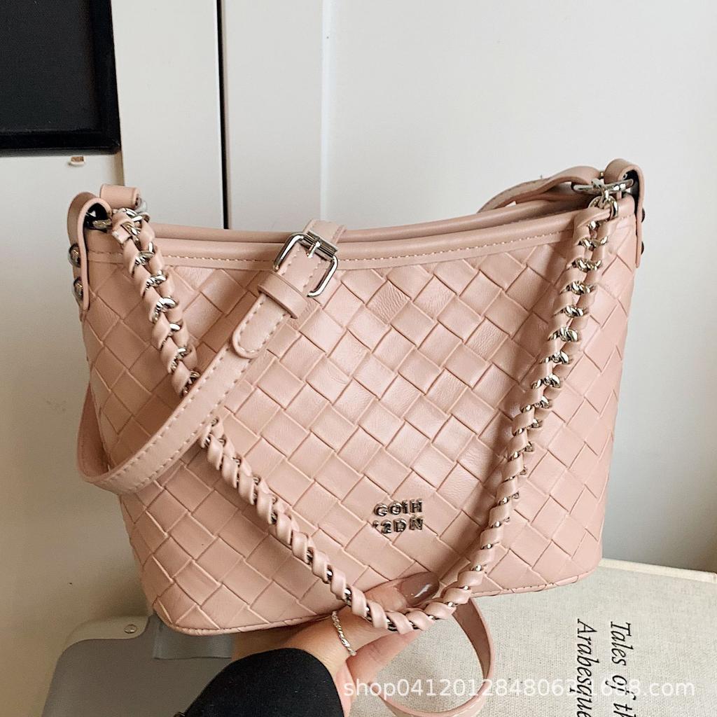 Korean fashion niche simple shoulder portable commuter small bag women 2025 new woven messenger bag stray bag
