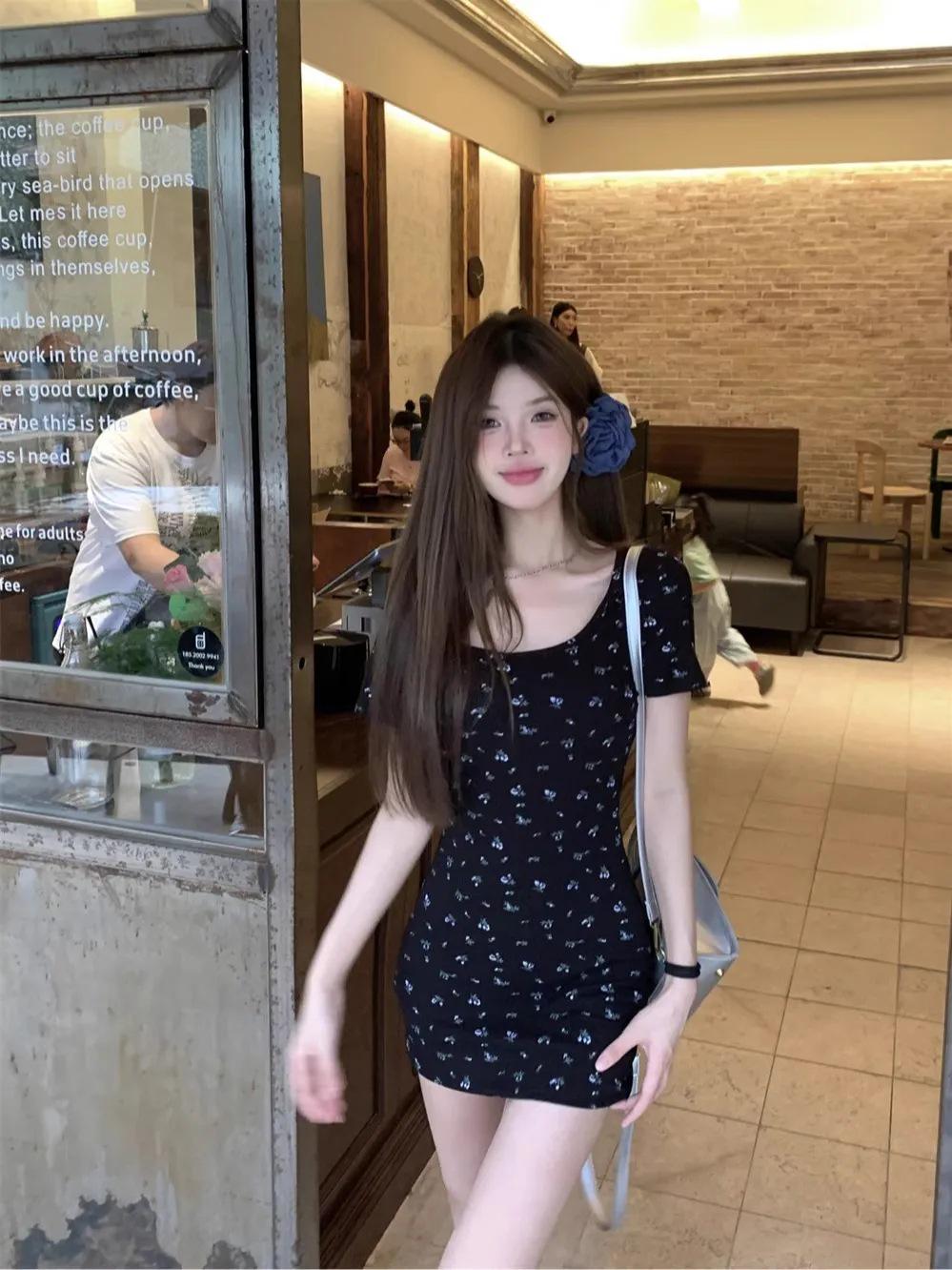 

Женское цветочное черное платье бодикон с квадратным вырезом, 2025 - Сладкий и пикантный облегающий летний стиль с короткими рукавами M чёрный