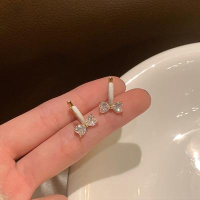 Boucles d'oreilles simples en zircon avec nœud, design de niche, tempérament français, boucles d'oreilles légères et luxueuses en diamant, modèles d'été