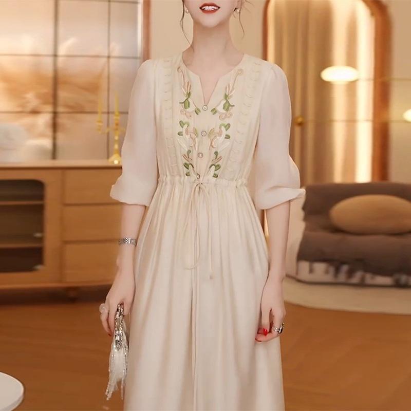 

2025 лето новое платье с вышивкой в тяжелой промышленности для женщин, свободное и тонкое, темпераментное, вышитая длинная юбка M абрикосовый света