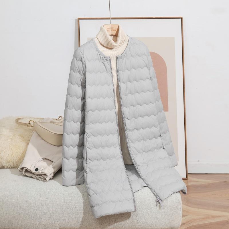 Herbst und Winter wellenförmiges Muttermodell neue leichte und dünne mittellange und lange Rundhals-Daunenjacke lockere und dünne Kragenlose Jacke