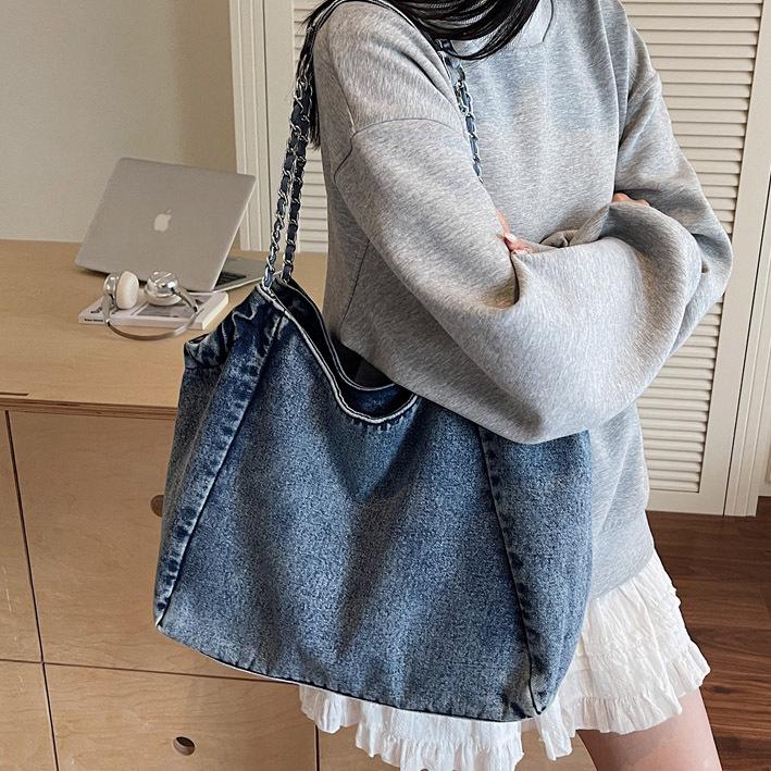 Kolekcja Wiosna 2025: Duża Dżinsowa Torba Tote z Wszechstronnym Paskiem na Ramię z Łańcuszkiem dla Kobiet