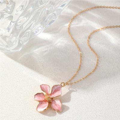 Moderne Blumenanhänger-Halskette, Weiße Emaille-Blütenblätter, Eleganter täglicher Schmuck, Modernes florales Design