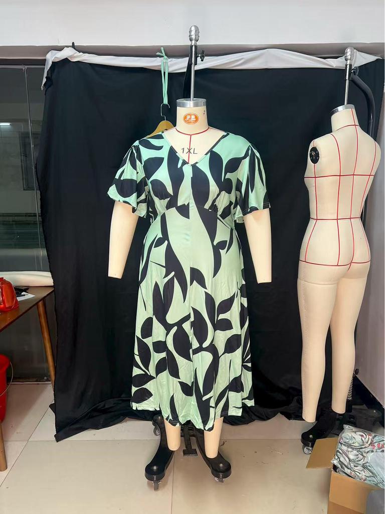 Elegantes europäisches & amerikanisches Übergrößen-V-Ausschnitt-Langkleid