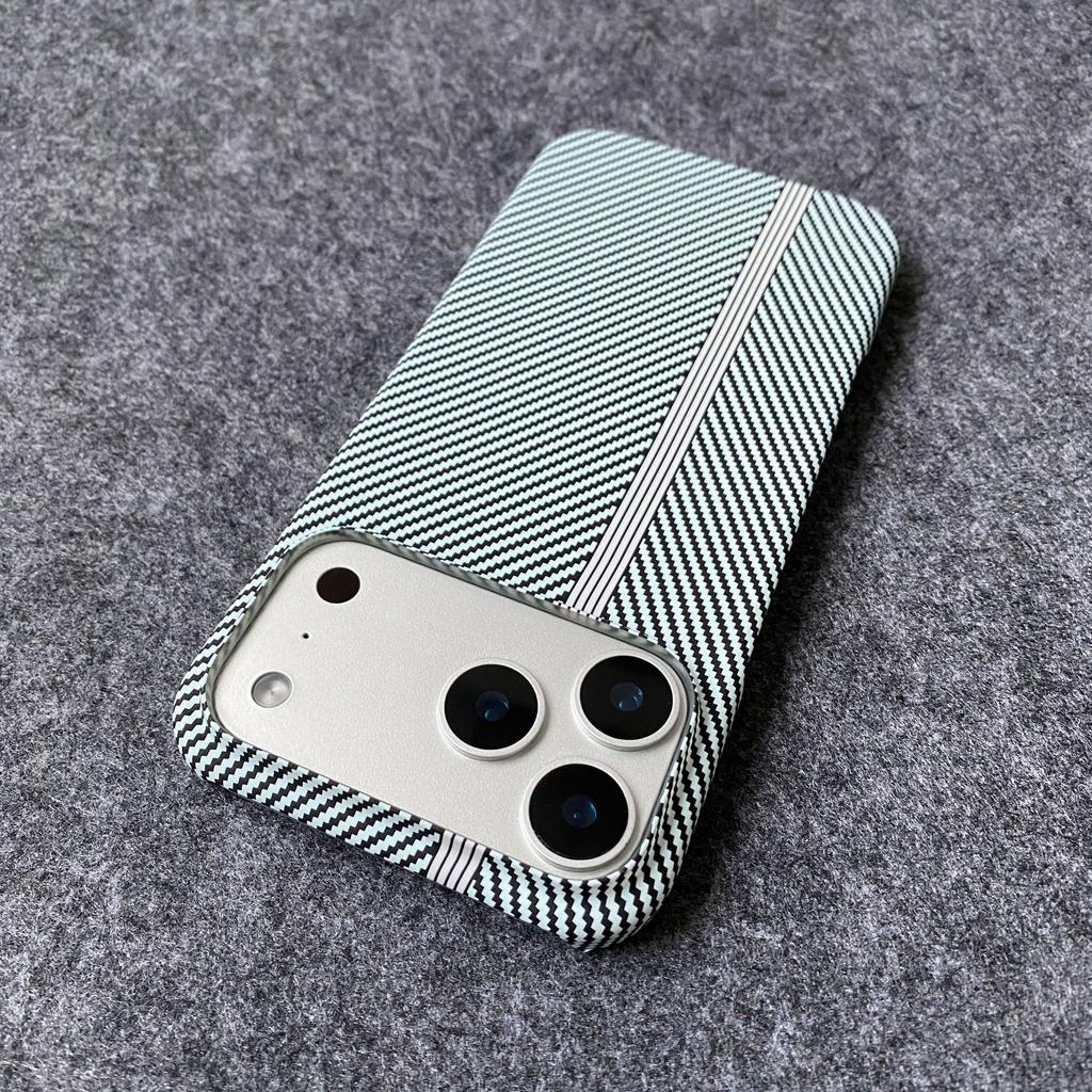 Triumph color red line carbon fiber is suitable for Apple 17 mobile phone case 16pro large hole gradual change sky color 15/14 protective cover